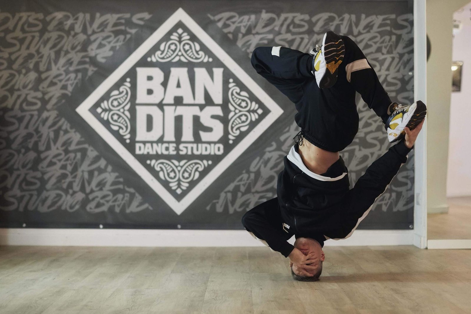 Ballarino fa breakdance in studio di danza.