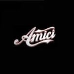 Logo bianco "Amici" su sfondo nero.