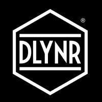 Logo DLYNR bianco su sfondo nero.