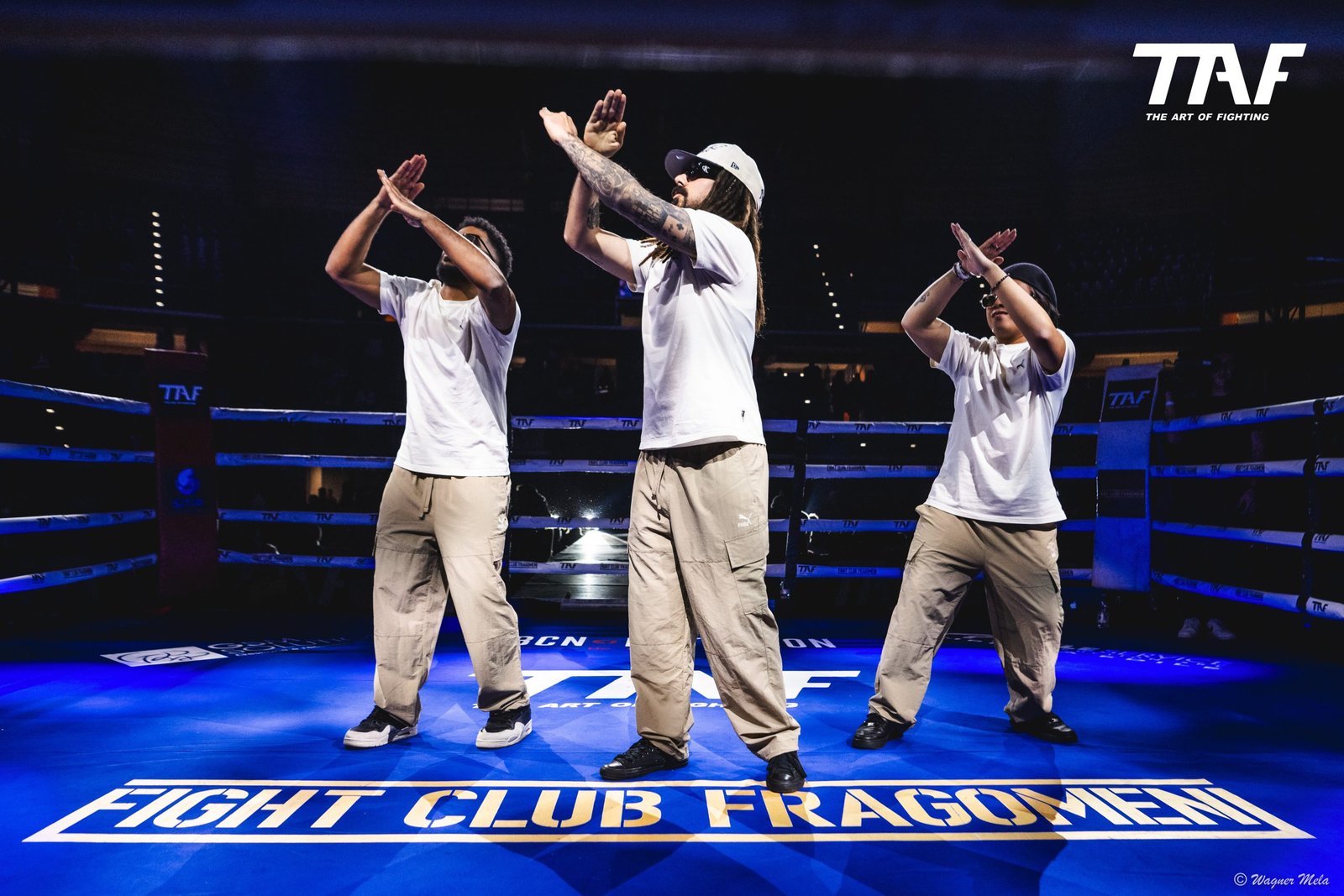 Crew di breakdance professionale durante uno show su palco con luci e pubblico