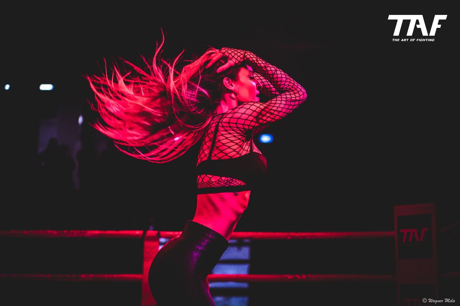 Ballerina Bandits Crew in scena con luci rosse durante spettacolo per eventi aziendali a Milano