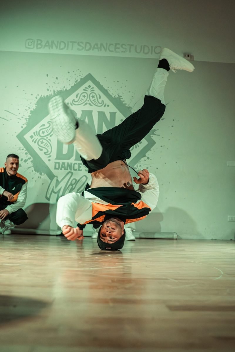 Performance breakdance Bandits Crew con freeze acrobatico durante full performance aziendale