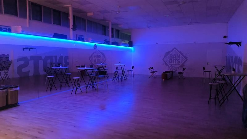 Sala allestita per uno spettacolo breakdance aziendale con luci e pavimentazione