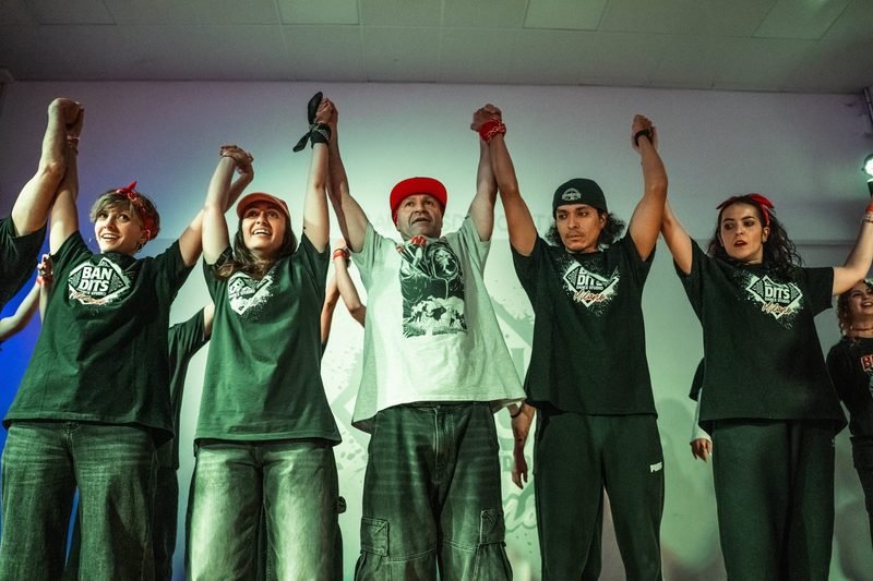 Saluto finale della crew Bandits durante uno spettacolo per evento aziendale