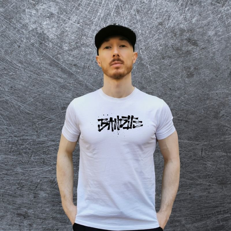 Bboy della crew Bandits in posa con t-shirt brand