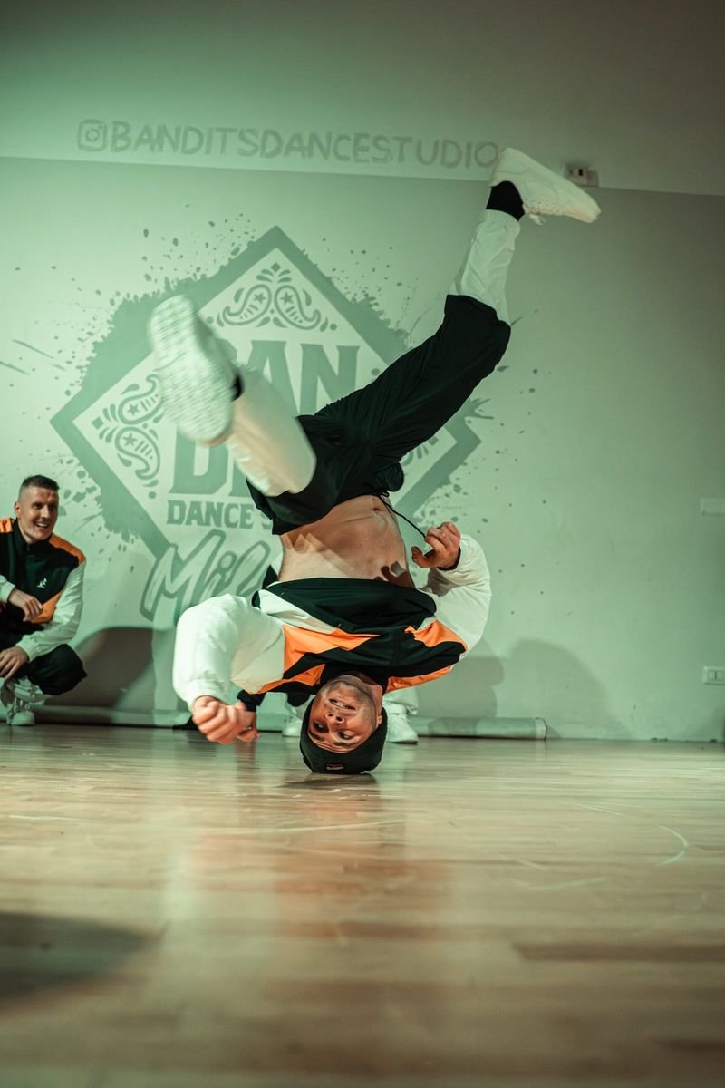 Show breaking con freeze acrobatico durante evento corporate
