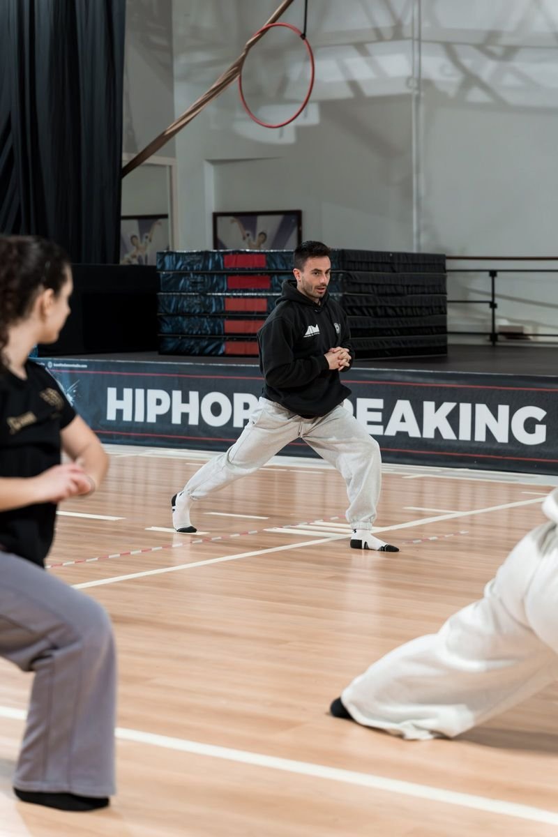 Allenamento top rock di bboy in palestra