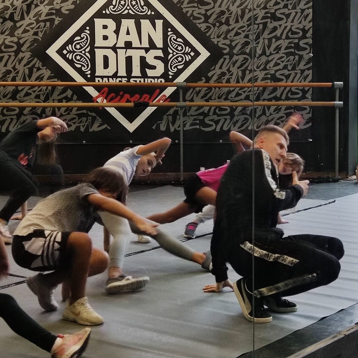Allenamento di breakdance alla Bandits Crew: ballerini in azione sul pavimento