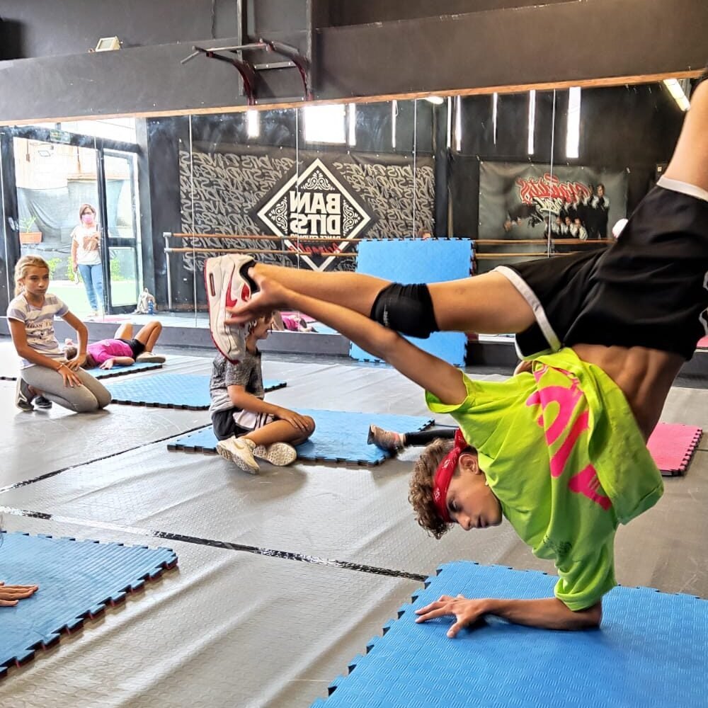 Bboy della Bandits Crew in freeze durante un allenamento di breakdance a casa