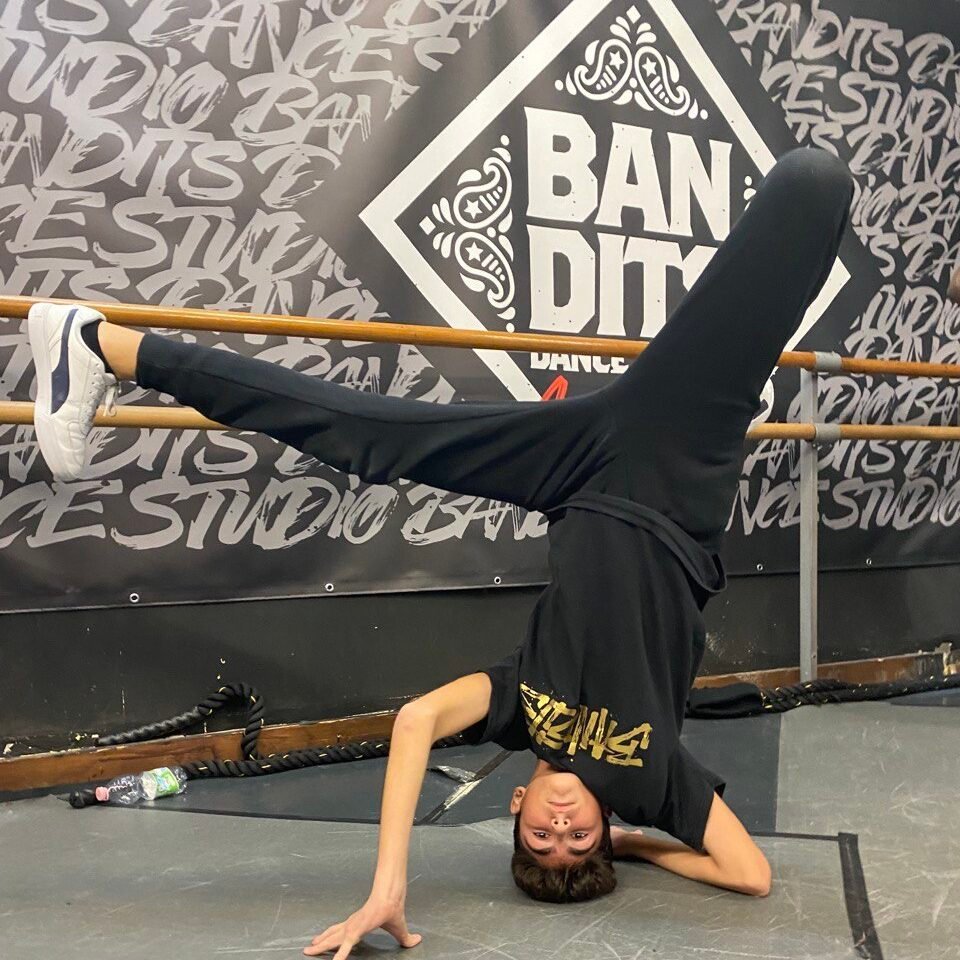 Bboy della Bandits Crew in freeze sulle mani, esempio di controllo nella breakdance
