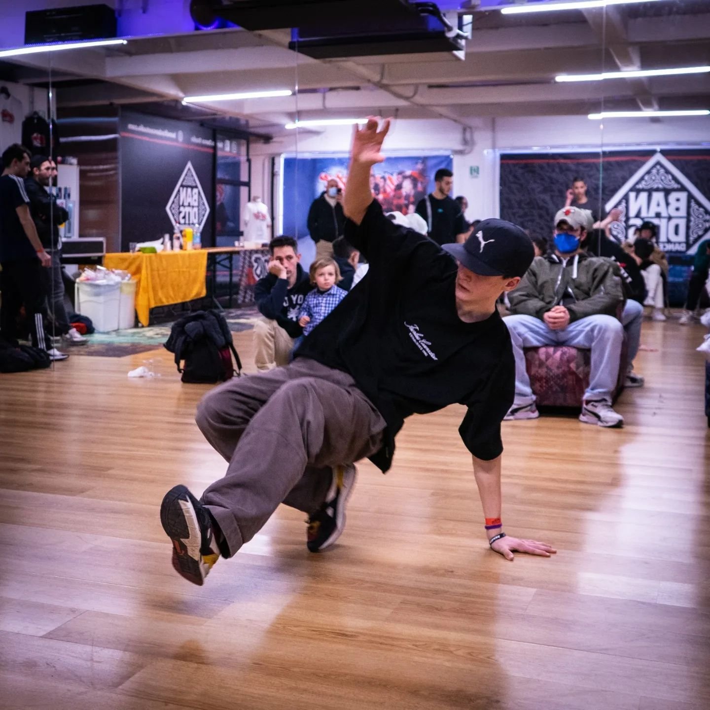 Footwork in jam con la mano caricata a terra: come prevenire gli infortuni ai polsi nella breakdance